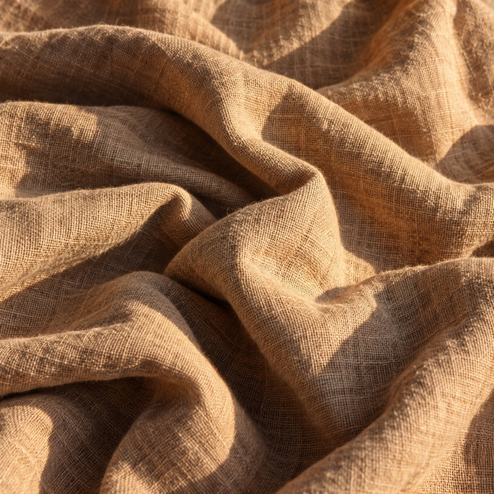 Gros plan sur du lin froissé couleur sable